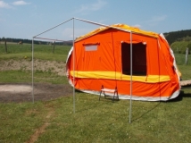 Skif - Mit Vorzeltgestänge und auf dem Hauptwagen liegendem Vorzelt.