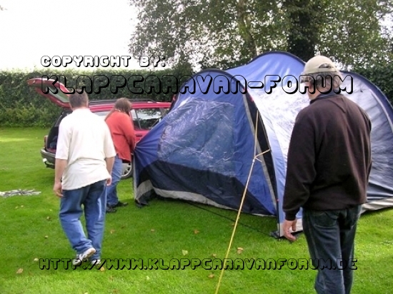 Wiebke und Reinhard beim Zeltaufbau