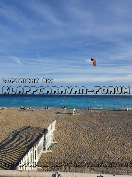 Strand in Nizza an der Promenade des Anglais