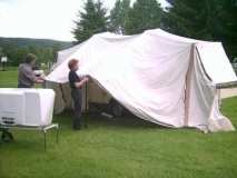 jetzt noch das Vorzelt mit 2 Stangen und 4 Häringe befestigen