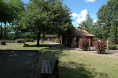 Aire Naturelle Le Cigales - Aquitaine - Sanitärgebäude und Grillplatz