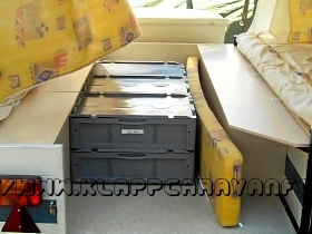 Trigano-Falter gepackt mit Versandboxen.