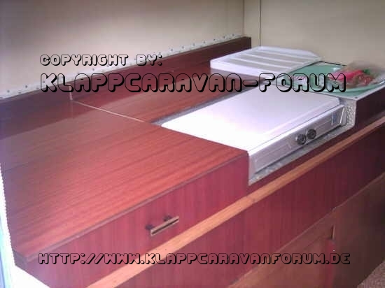 Aufbau Casita - Innenausstattung in edlem Holz - Küchenseite