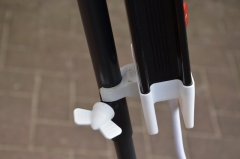 Steckdosenleiste an Zeltstange klemmen