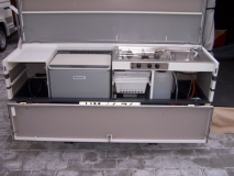 Küche mit Kühlbox und Gasflasche