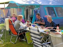 KlappiRappi und Frau sowie Nordseekrabbe lassen es sich schmecken